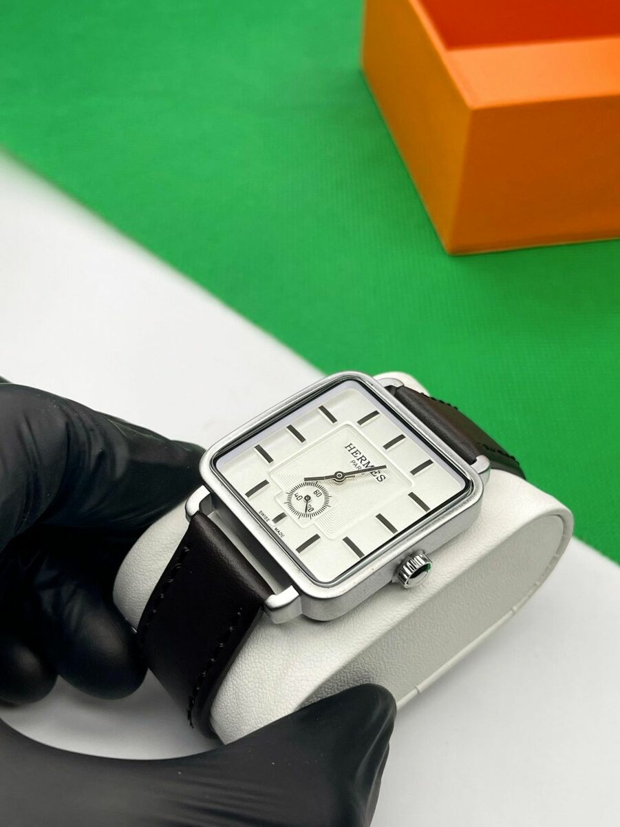 Montre carrée élégante homme