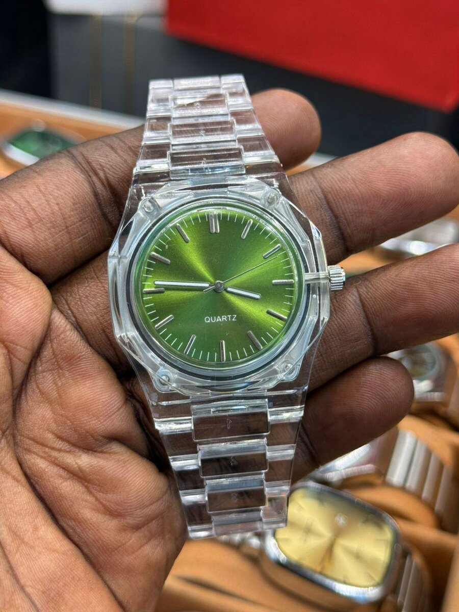 Montre Quartz Transparente Élégante