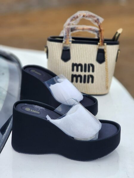 Sandales compensées chic