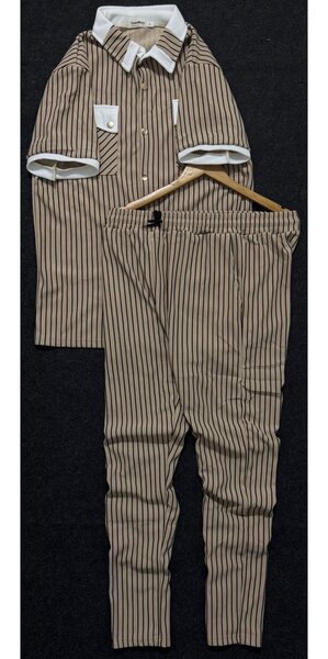 Ensemble sportif rayé moderne