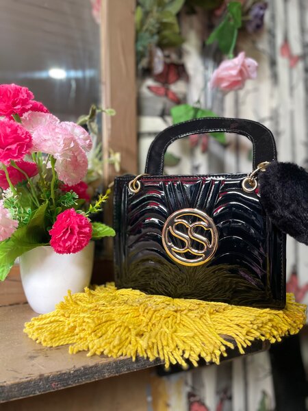 Sac à main élégant en cuir noir