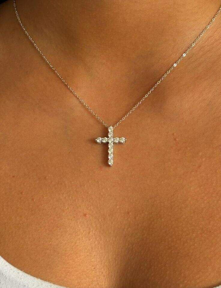 Collier croix en or avec diamants
