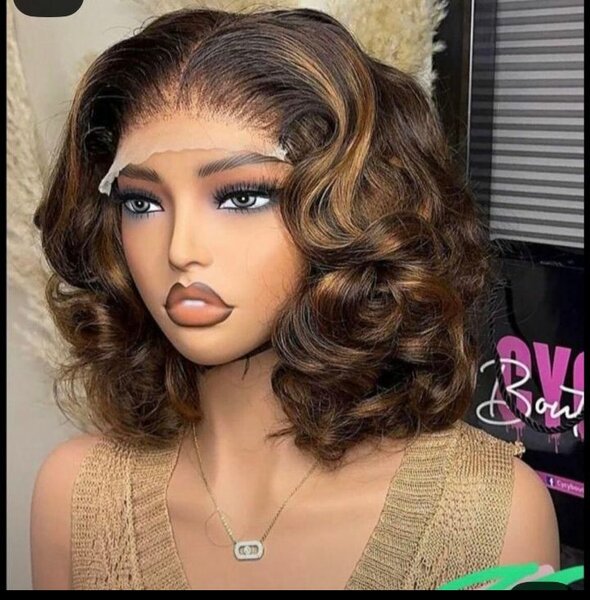 Perruque ondulée marron chic