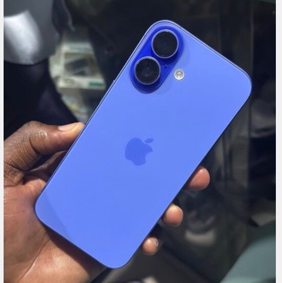 iPhone 16 bleu casi neuf
