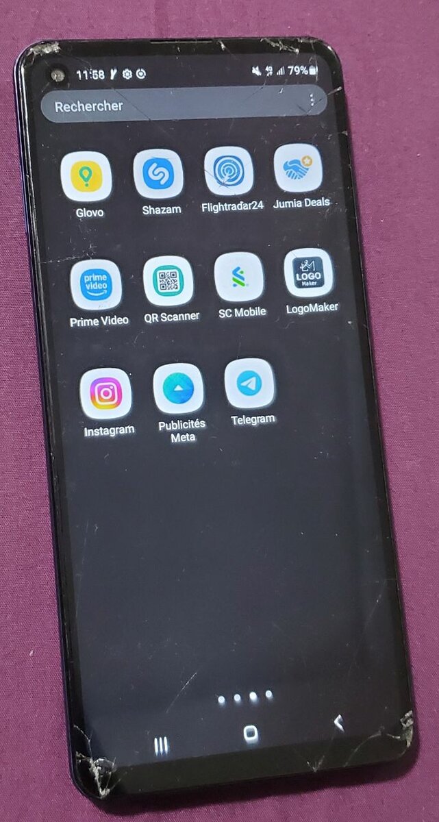 Smartphone avec écran fissuré