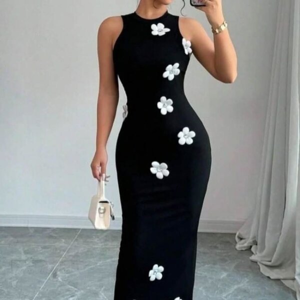 Robe élégante noire à fleurs