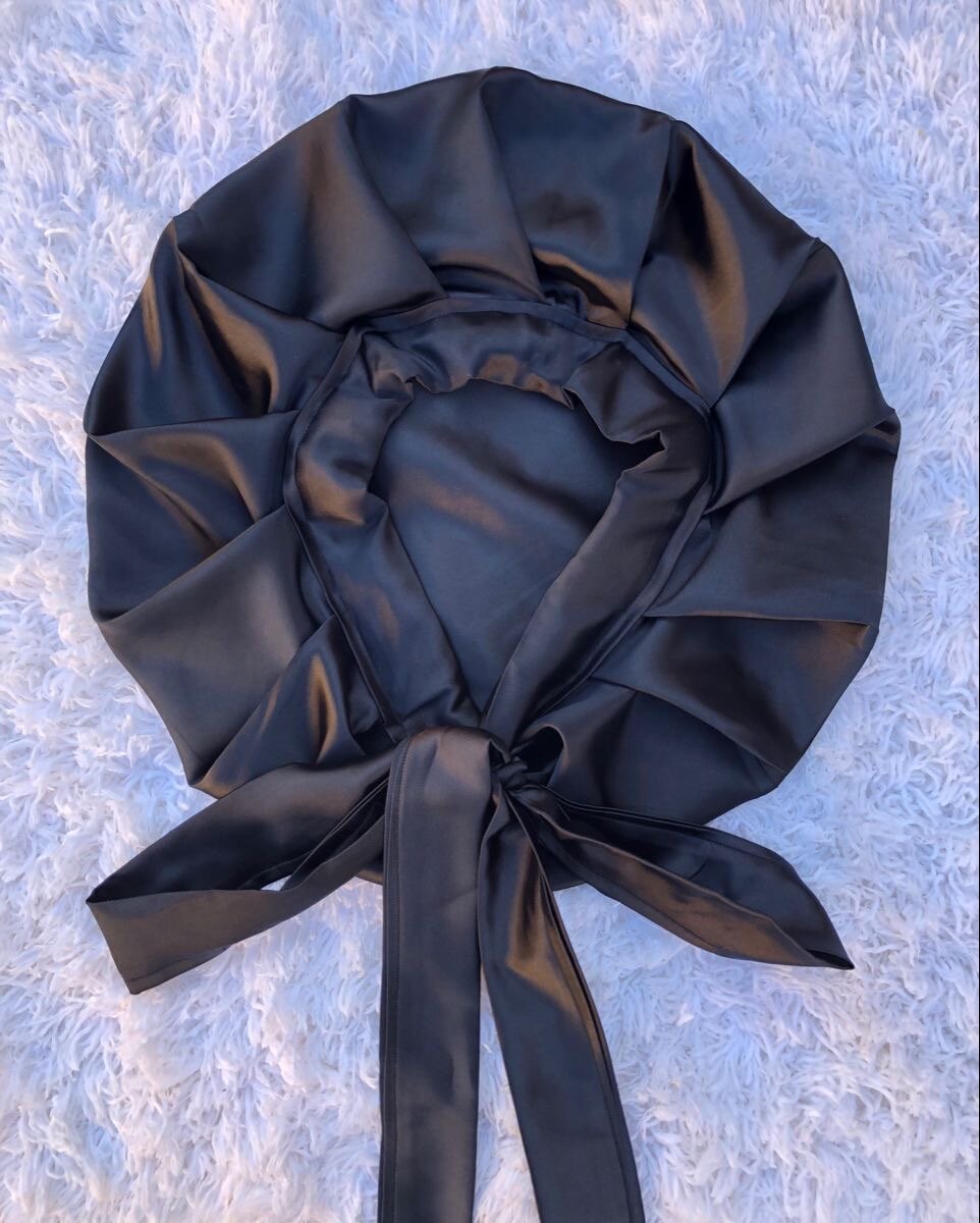 Bonnet en satin noir luxe