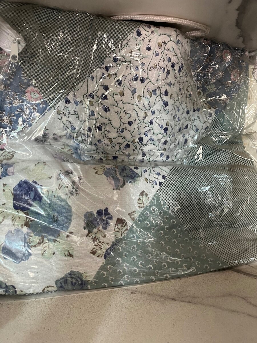 Duvet-like bedsheet and pillowcases