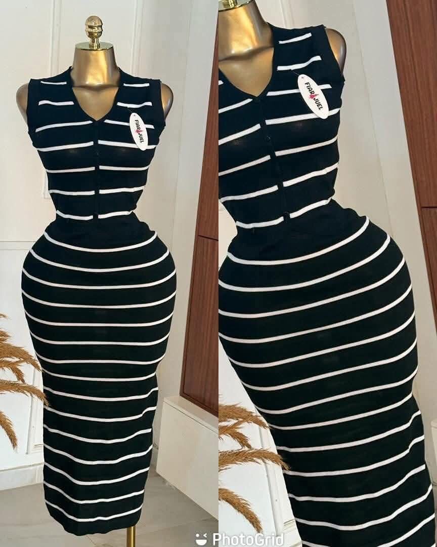 Robe moulante noire rayée