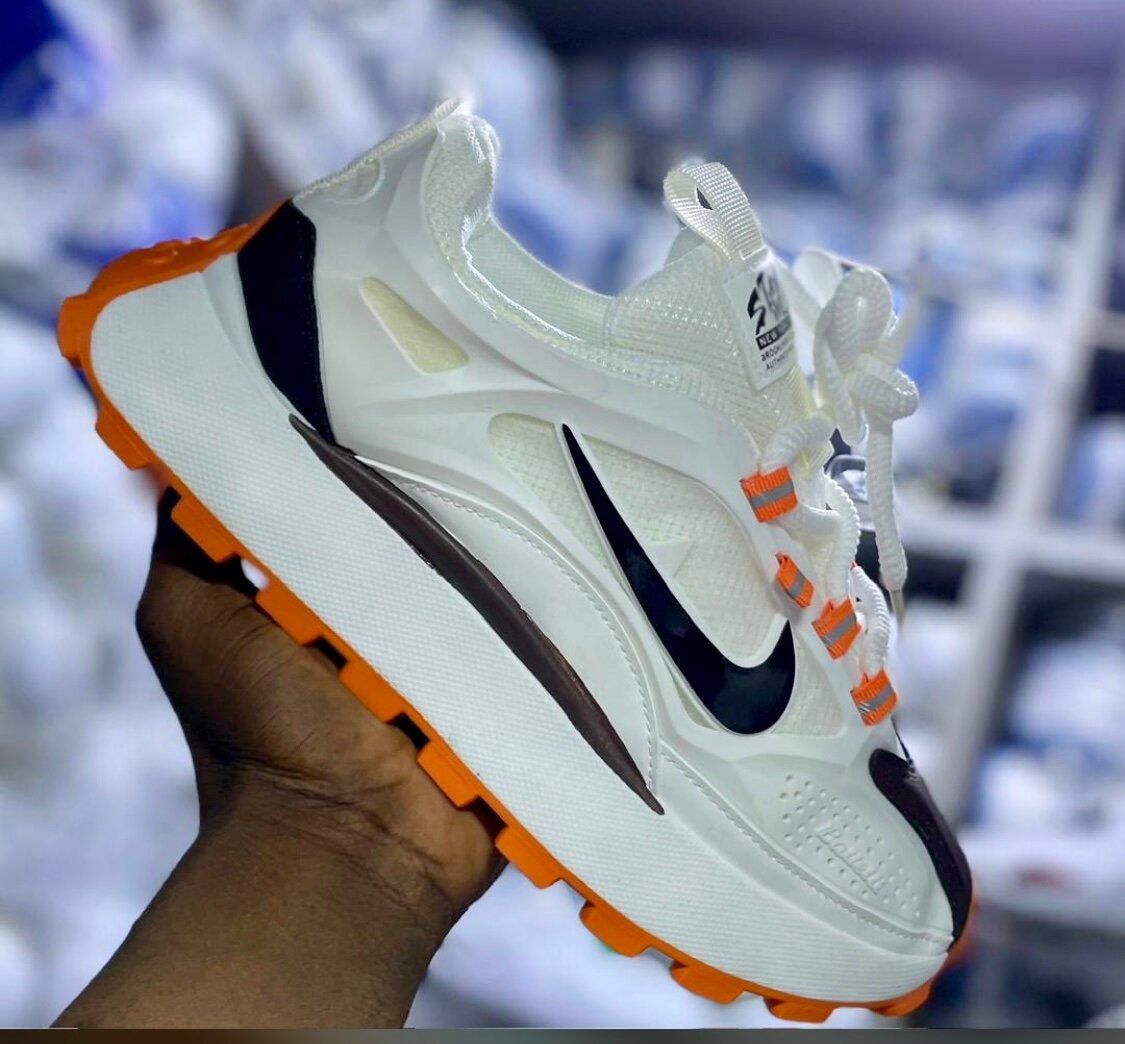 Chaussures Nike blanches et orange