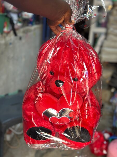 Ours en peluche rouge avec cœur
