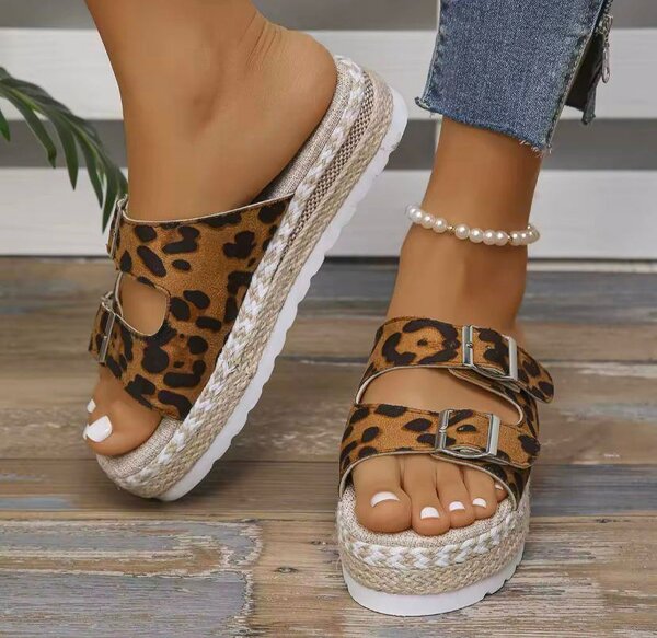 Sandales compensées léopard femme