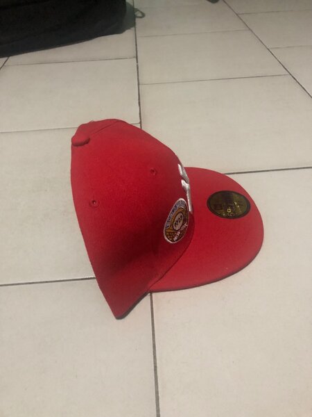 Casquette rouge brodée