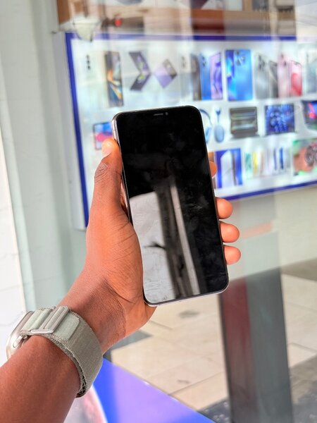 iPhone 11 Pro Max état propre sans Face ID