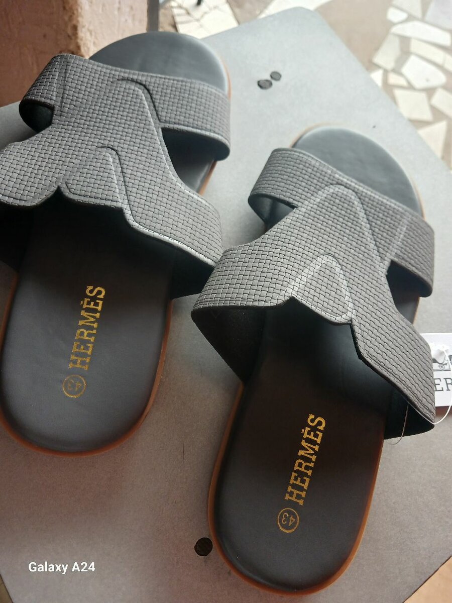 Tongs en cuir élégantes