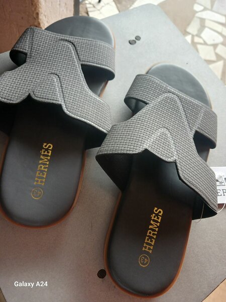 Tongs en cuir élégantes