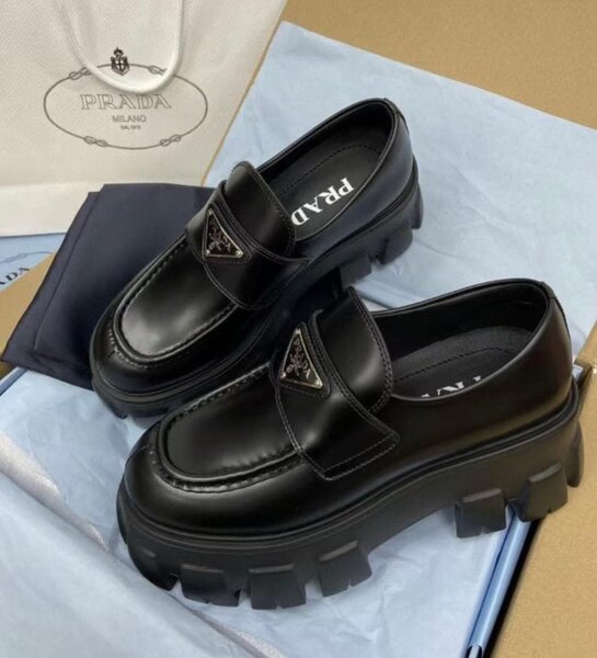 Mocassins Prada en cuir noir
