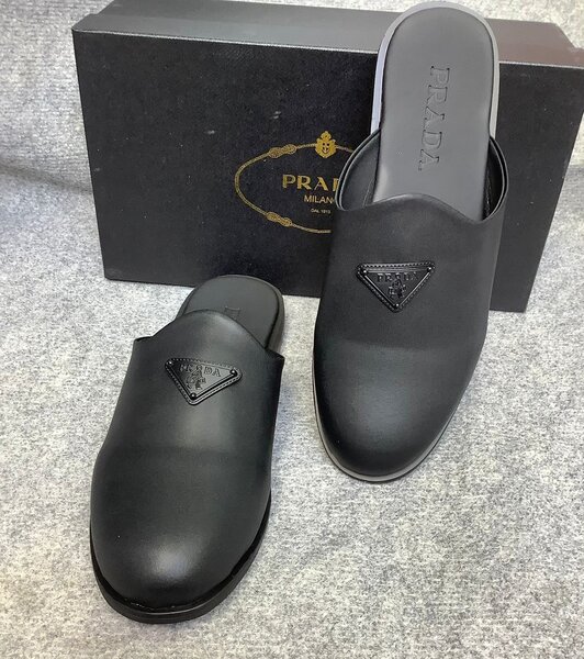 Mules en cuir noir Prada