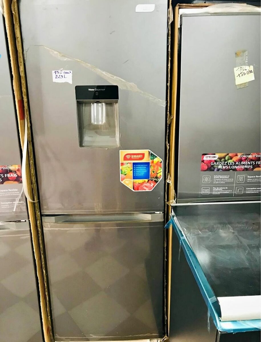 Réfrigérateur avec congélateur intégré