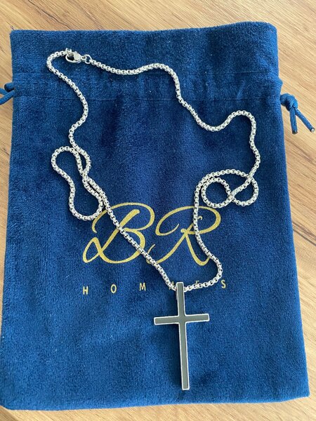 collier avec pendentif croix