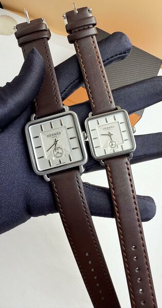 Montres carrées en cuir élégant