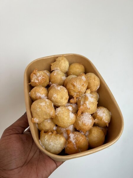 Beignets et sucre en poudre