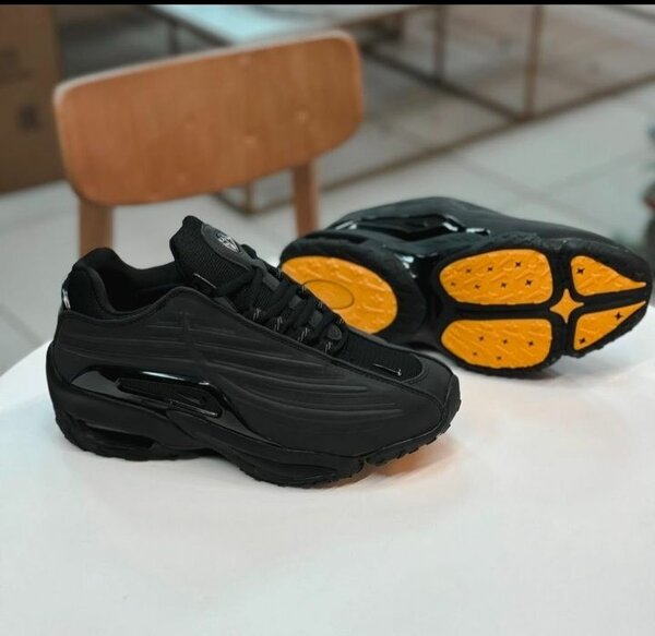 Chaussures de sport noires modernes