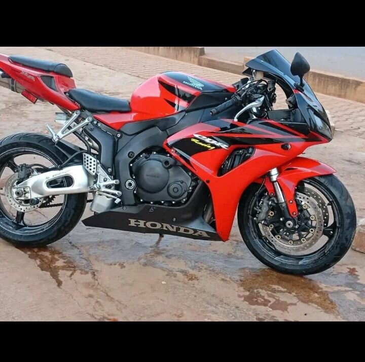 Moto Honda rouge sportive