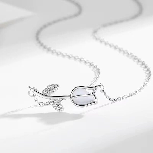 Collier en argent floral élégance