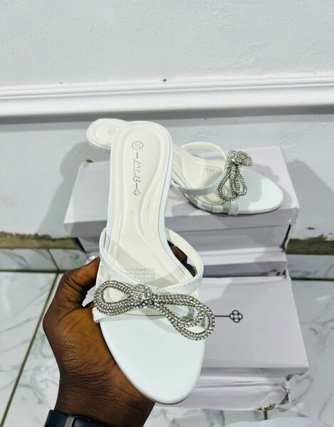 Sandales élégantes avec bijoux