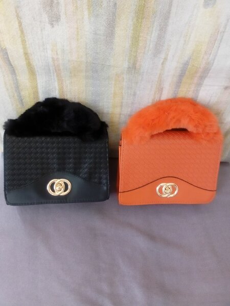 Sacs élégants à poignées en fourrure