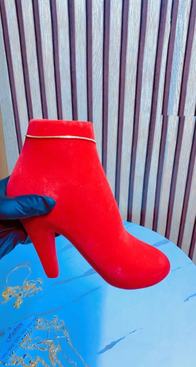 Vitrine à Bijoux en Forme de Bottine