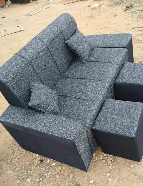 Canapé moderne gris avec poufs