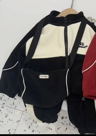 Флисовый костюмчик с сумкой в чёрном цвете 90-130рр