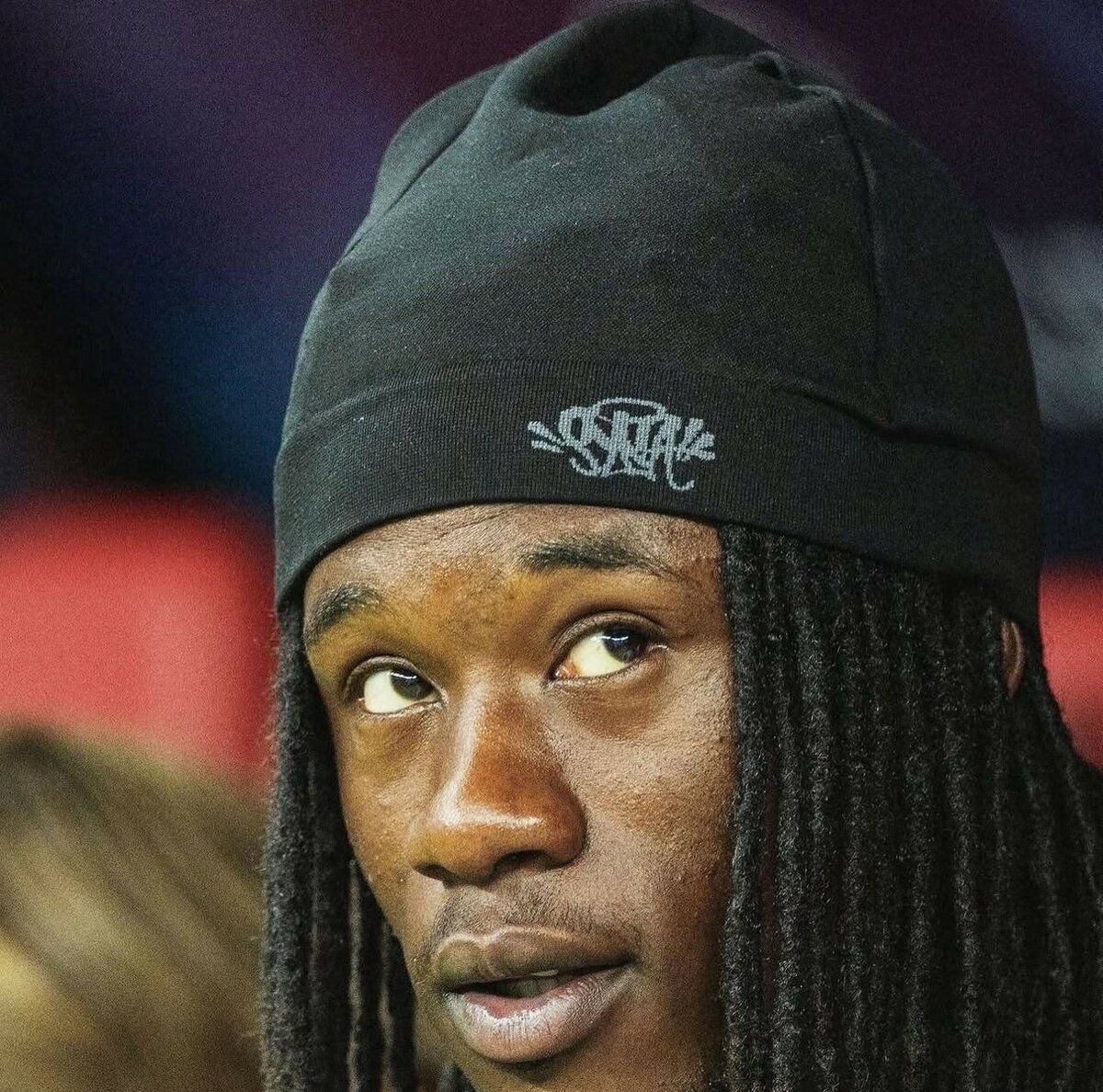 Bonnets noirs avec logos