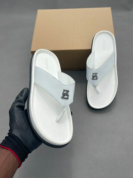 Tongs élégants en cuir blanc