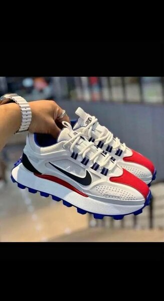 Baskets rouges et blanches tendance