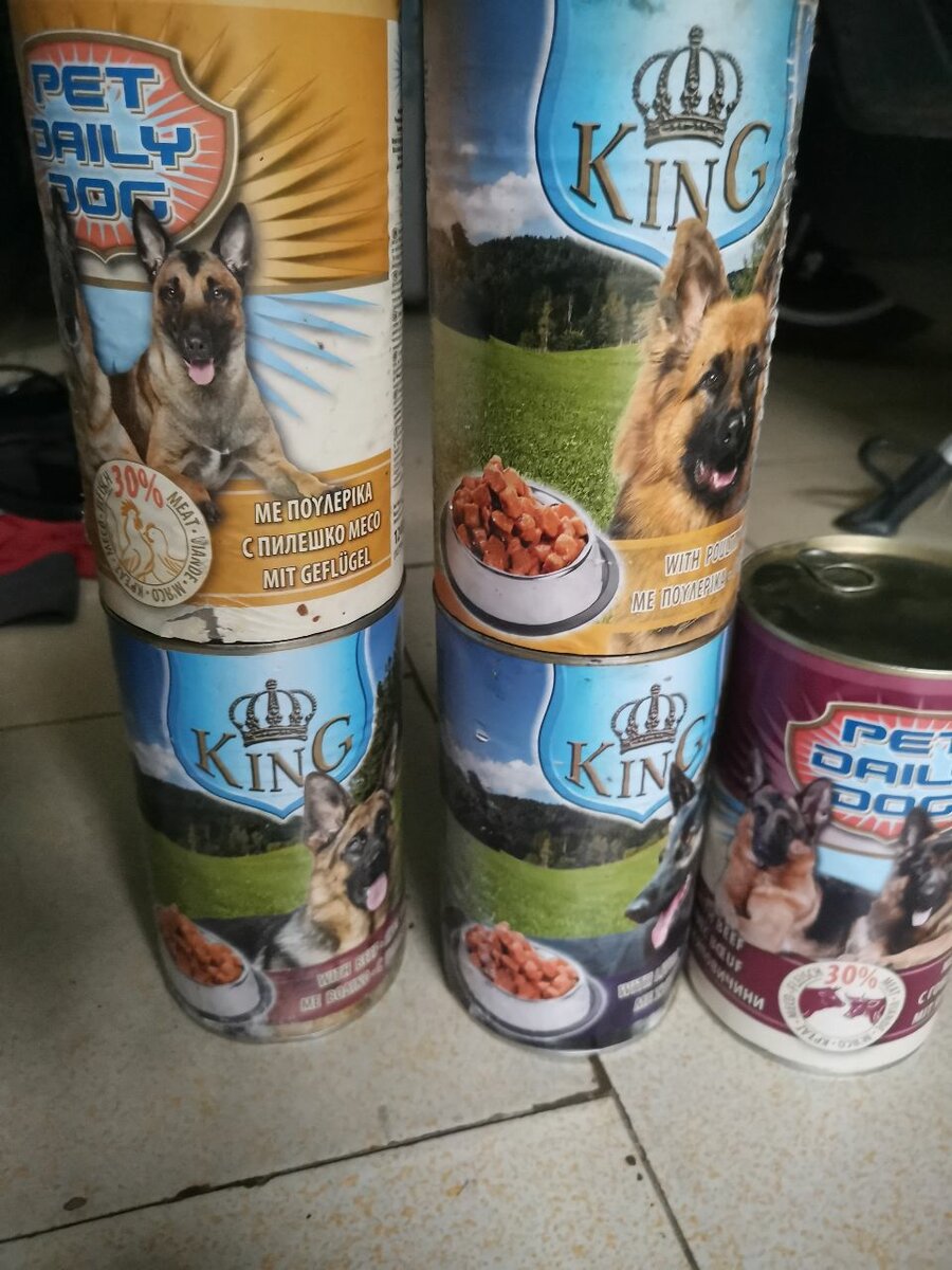 5 boîtes d'aliment pour chien