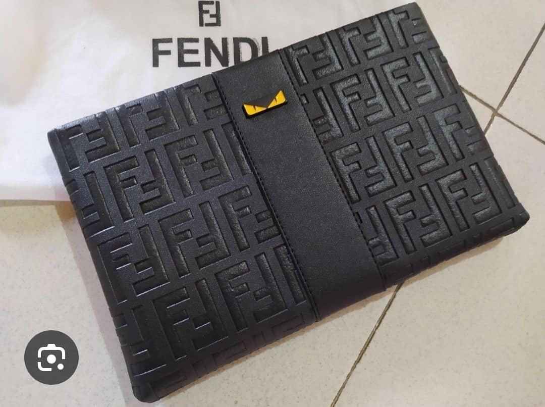 Pochette cuir embossé Fendi