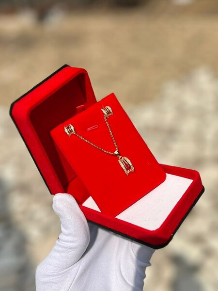 Ensemble collier et boucles d'oreilles en plaqué or