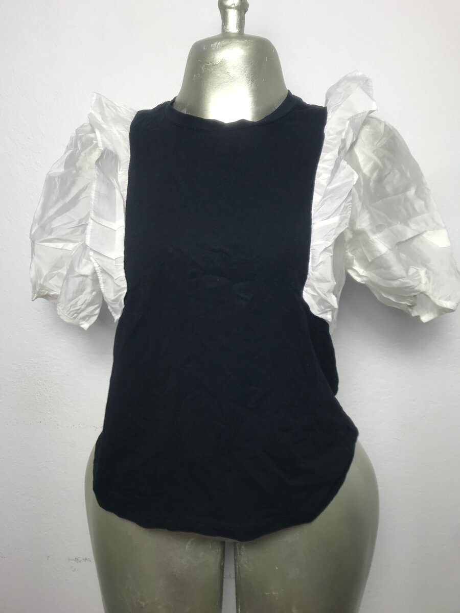 Top noir manches bouffantes