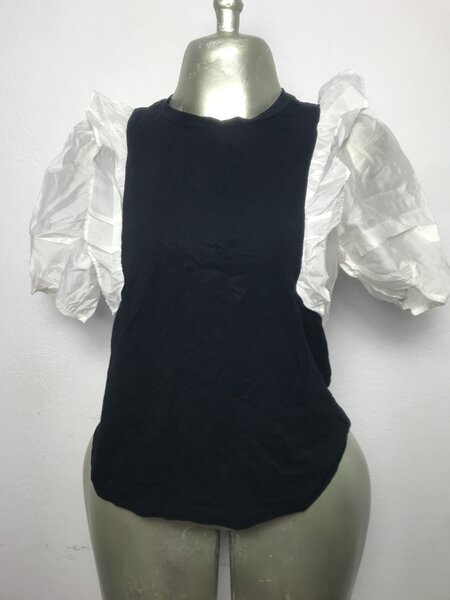 Top noir manches bouffantes