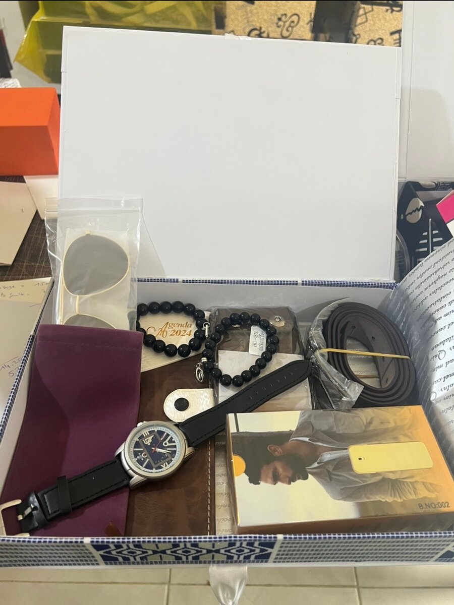 Coffret Cadeau Homme Luxe: Montre, Parfum, Accessoires