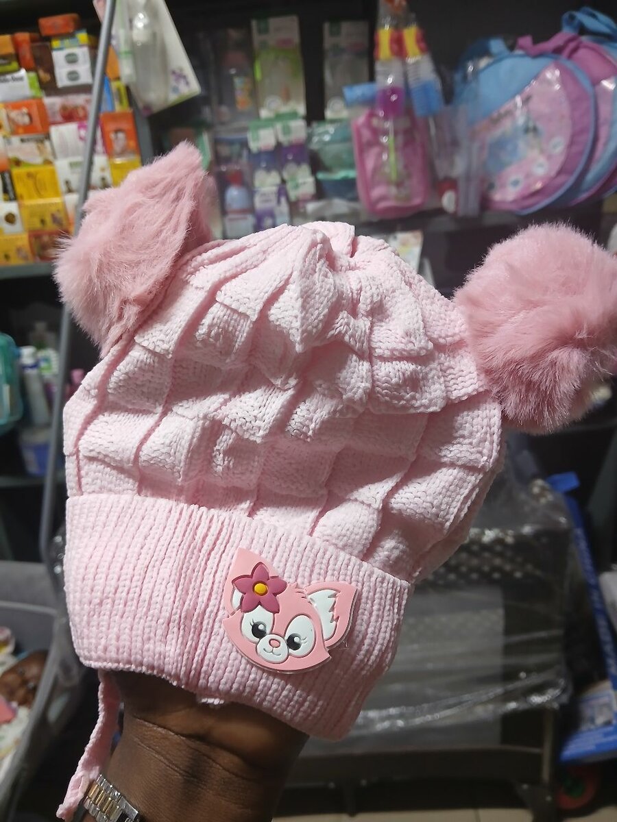 Chapeaux bébé avec pompons mignons