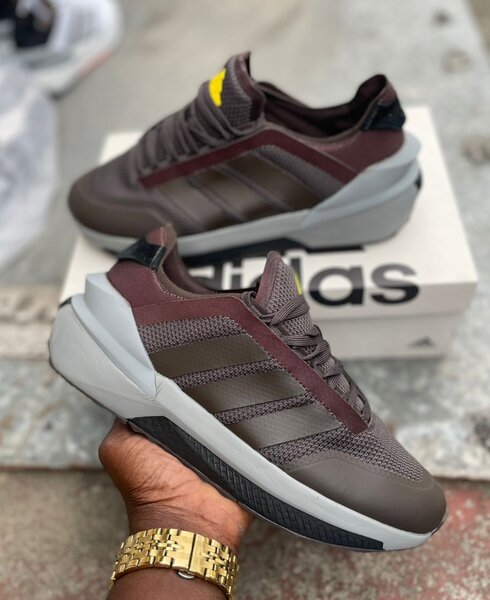 chaussure de sport Adidas Avry