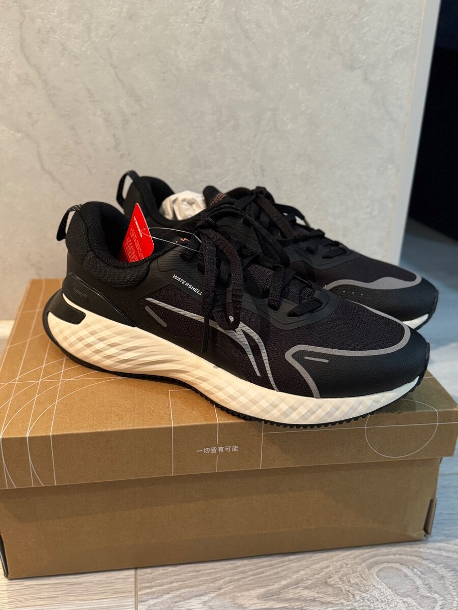 Брендовые кроссовки Лининг