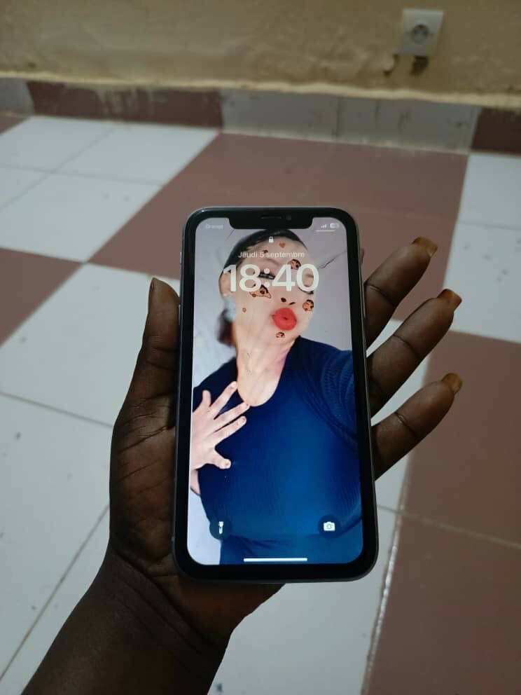 iPhone XR 64gb disponible avce le carton  vitre cassé neuf