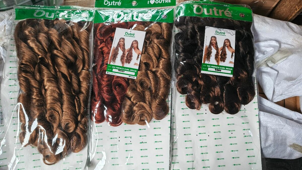 Cheveux bouclés synthétiques Outré