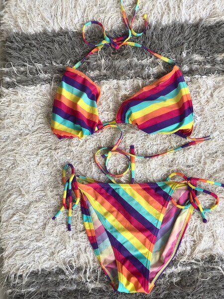 Bikini arc-en-ciel coloré