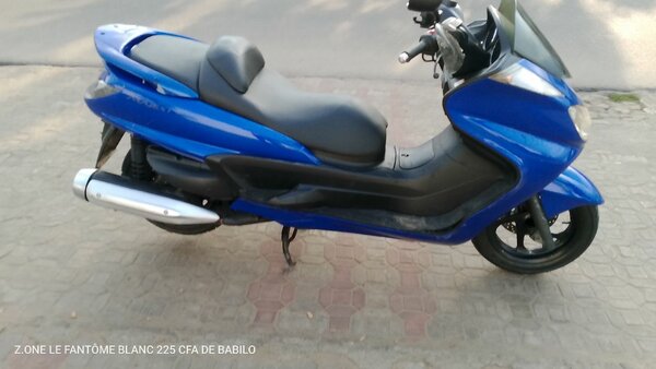 Scooter Yamaha bleu élégant